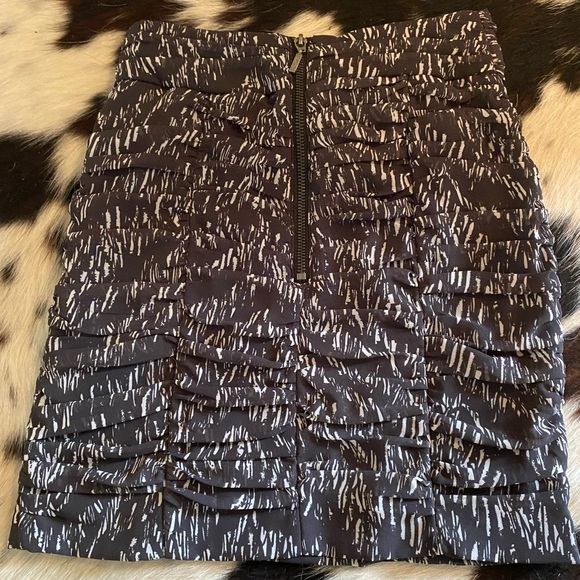 H&M gray and White Patterned Pencil Skirt - Picture 2 of 5